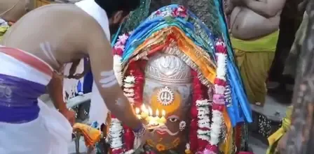 उज्जैन : महाकाल ने धारण किया सुदर्शन चक्र और त्रिशूल, भस्म आरती में भक्तों का तांता लगा