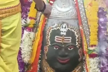 महाकालेश्वर मंदिर में भस्म आरती, श्रद्धालुओं ने किए बाबा के मनमोहक रूप के दर्शन