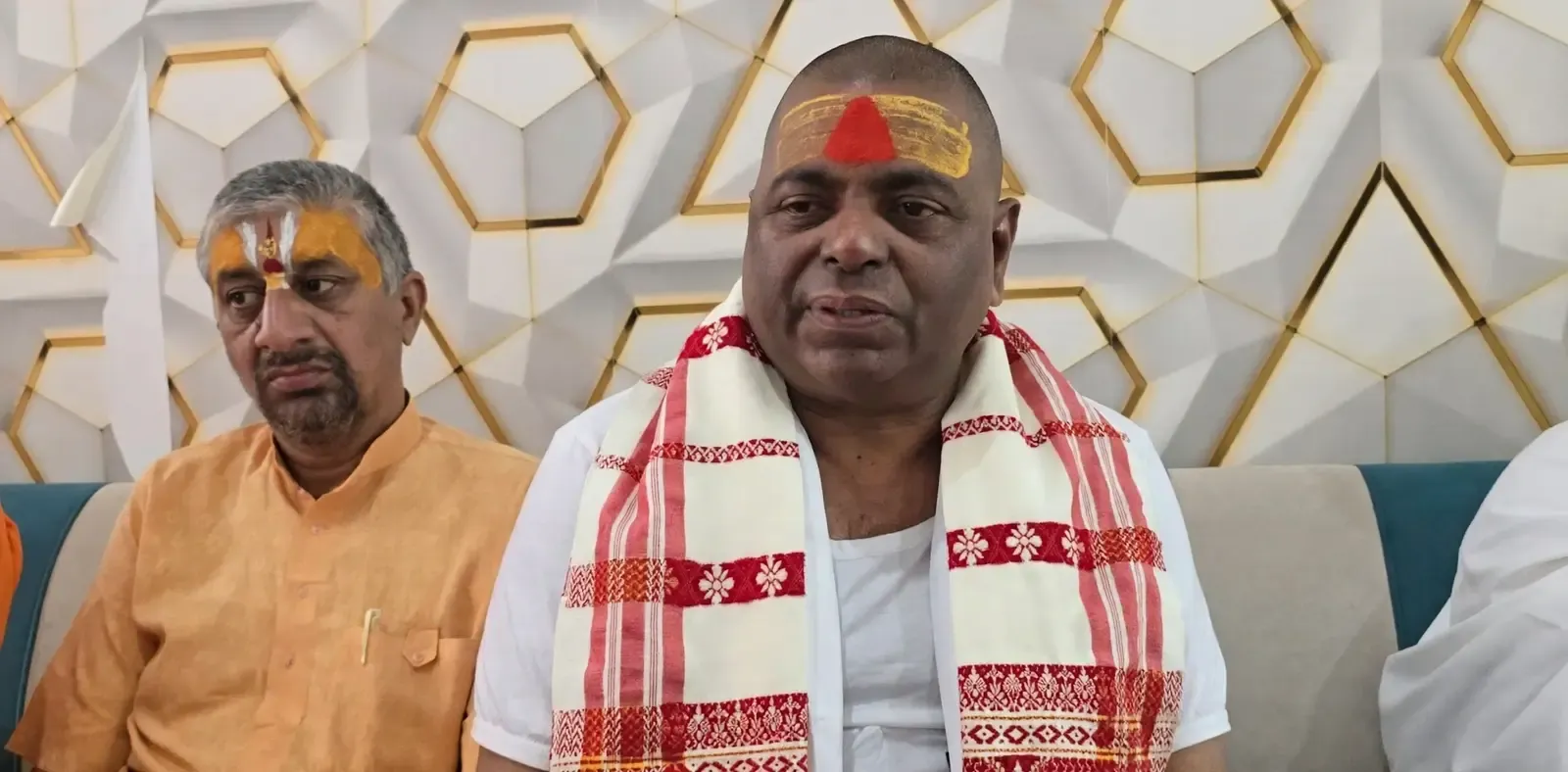 यूसीसी पर महामंडलेश्वर करोली शंकर का ओवैसी को जवाब: 'सूखने से बेहतर है सरकार का साथ दें'