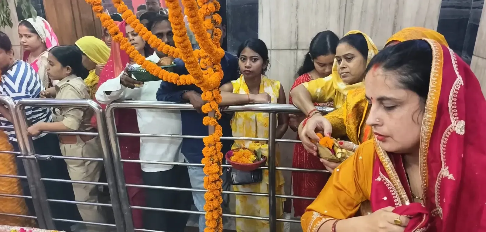 महानवमी 2026: प्रयागराज की मां अलोप शंकरी शक्तिपीठ में भोर से श्रद्धालुओं का जनसैलाब