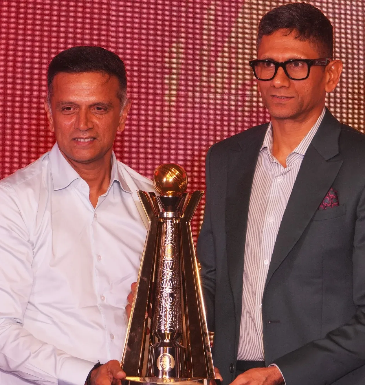 राहुल द्रविड़ ने बेंगलुरु में महाराजा ट्रॉफी केएससीए टी20 सीजन 5 की ट्रॉफी का अनावरण किया