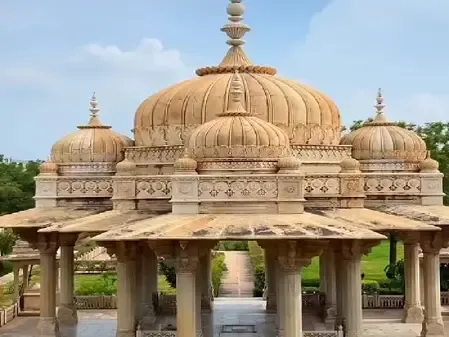महारानी की छतरियां: राजपूत वंश की महिलाओं को समर्पित, इतिहास और सुंदरता का अनूठा संगम