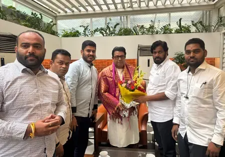 महाराष्ट्र : राज ठाकरे से मिले बच्चू कडू, राज्य में किसानों की आत्महत्या के मुद्दे पर की बात 