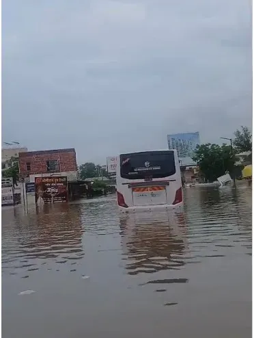 महाराष्ट्र: भारी बारिश से कई जिले प्रभावित; पुणे में फंसी बस, कहीं जमा पानी तो कहीं खिसकी जमीन