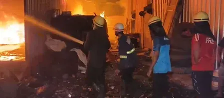 भिवंडी के निंबावली गांव में गोदाम में भीषण आग, ₹15-20 लाख का नुकसान; तीन दमकल गाड़ियां मौके पर