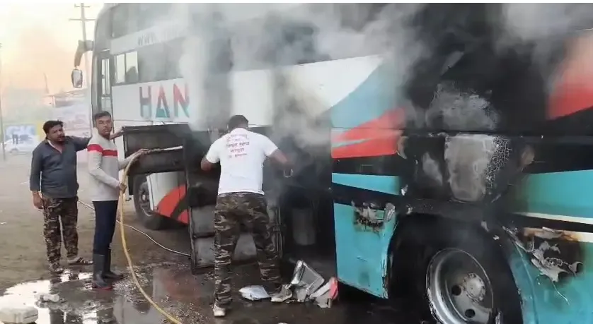 बुलढाणा में चलती बस में आग लगने से 30 यात्री सुरक्षित, बड़ा हादसा टला