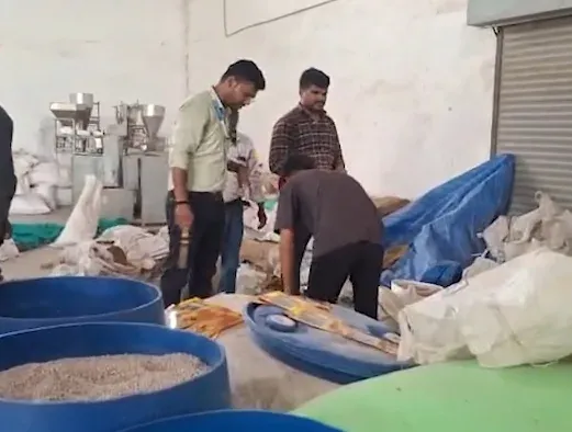 अकोला में प्रतिबंधित गुटखा फैक्ट्री पर महाराष्ट्र एफडीए का छापा, ₹1.23 करोड़ का माल जब्त; मुख्य आरोपी फरार