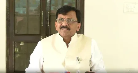 महाराष्ट्र में 2,000 सरकारी स्कूल बंद: संजय राउत का फडणवीस सरकार पर शिक्षा घोटाले का आरोप