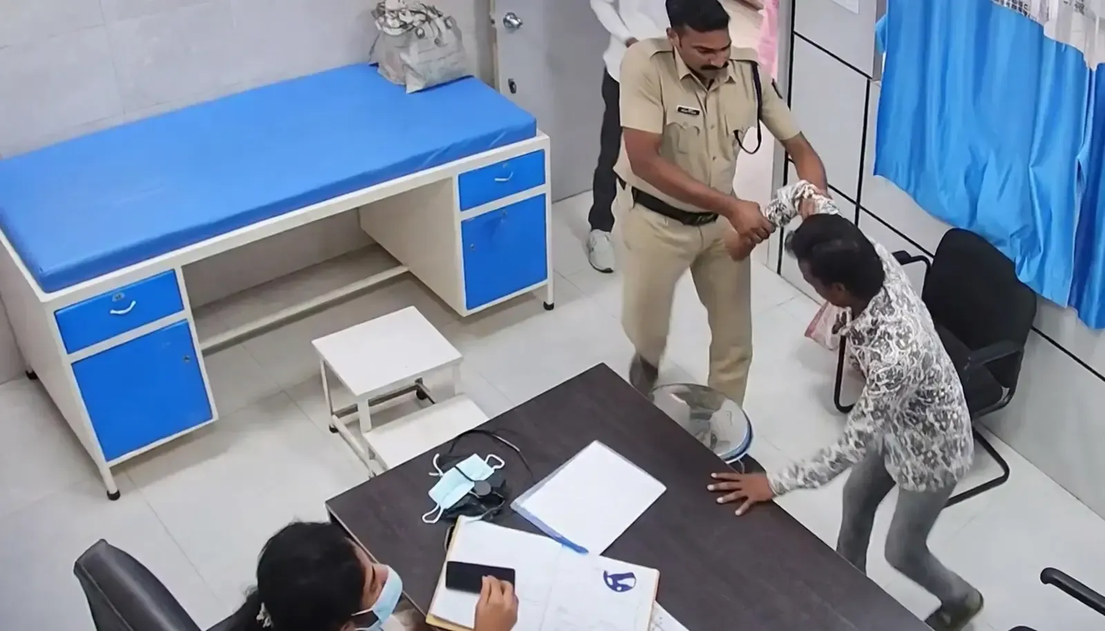 वर्धा: आरोपी ने PHC में महिला डॉक्टर को जड़ा थप्पड़, CCTV में कैद; डॉक्टरों की सुरक्षा पर बड़ा सवाल