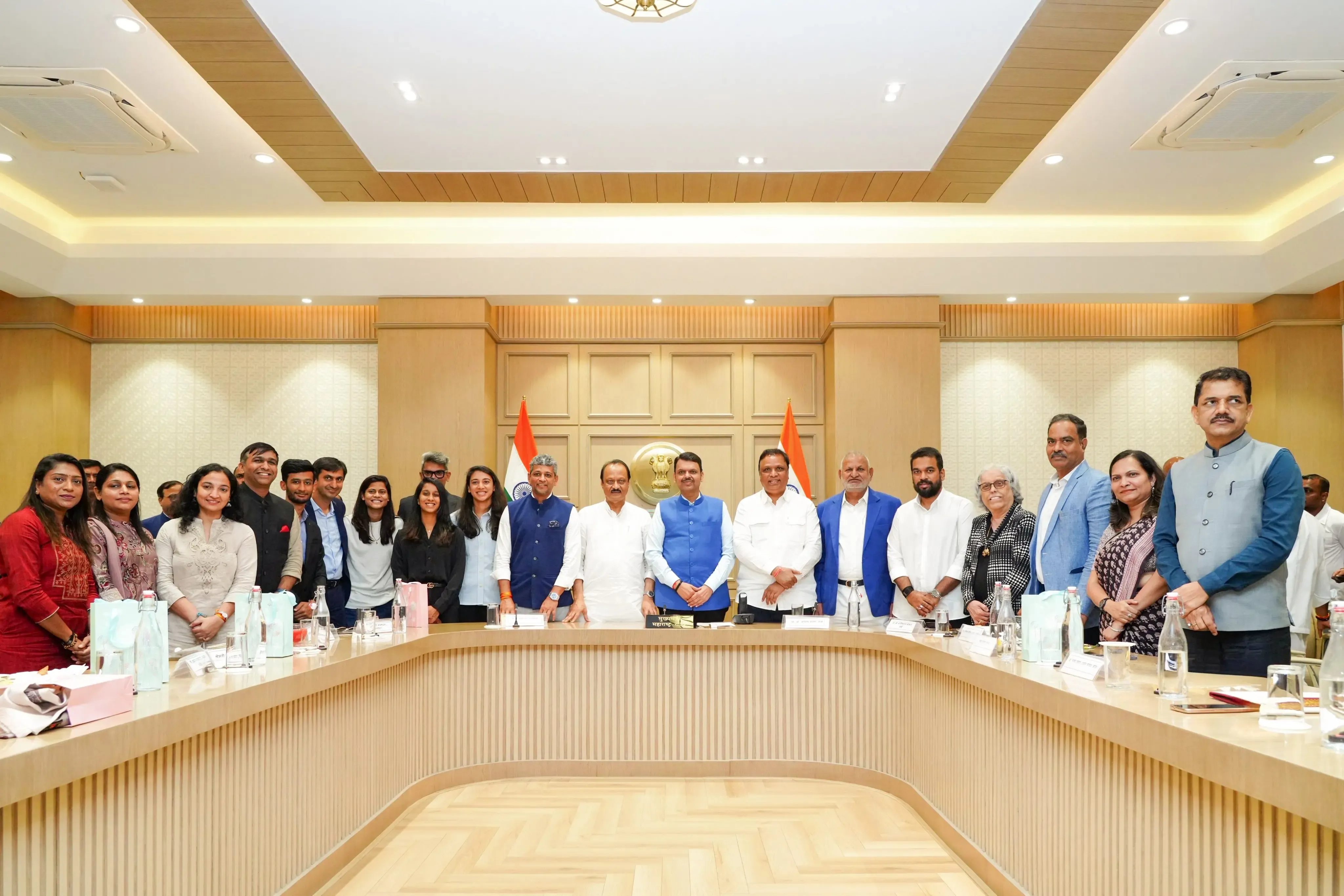 क्या मुख्यमंत्री देवेंद्र फडणवीस ने स्मृति मंधाना, जेमिमा रोड्रिग्स और राधा यादव को सम्मानित किया?