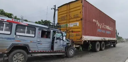 महाराष्ट्र: मुंबई-नासिक हाईवे पर सड़क किनारे खड़े ट्रक से टकराई क्रूजर गाड़ी, 8 लोग घायल