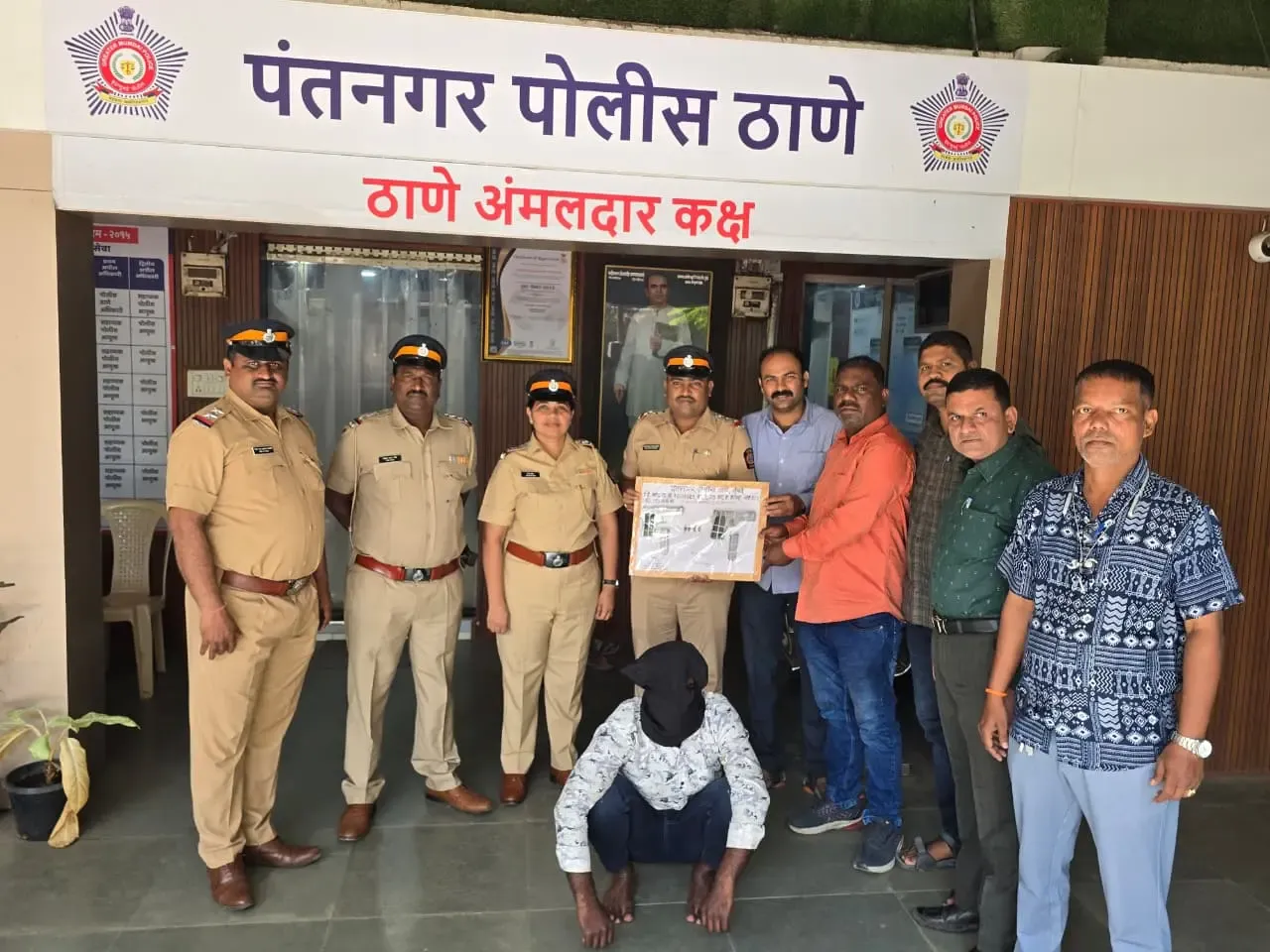 क्या मुंबई पुलिस ने घाटकोपर में एक युवक को दो देशी पिस्तौल और चार जिंदा कारतूस के साथ पकड़ा?