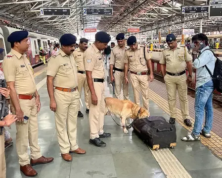क्या मुंबई रेलवे पुलिस ने सीएसएमटी पर अवैध धरना को लेकर कार्रवाई की?