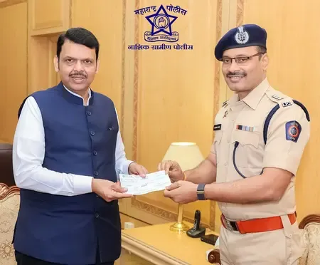 क्या नासिक पुलिस ने बाढ़ पीड़ितों के लिए मुख्यमंत्री सहायता निधि में 5 लाख रुपए का योगदान दिया?