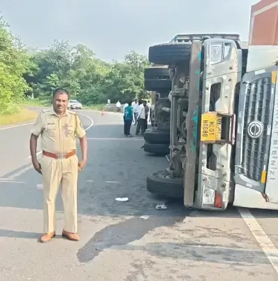 कसारा घाट हादसा: पलटे कंटेनर के नीचे दबे मिले पति-पत्नी के शव, मुंबई-नाशिक हाईवे पर दर्दनाक मौत