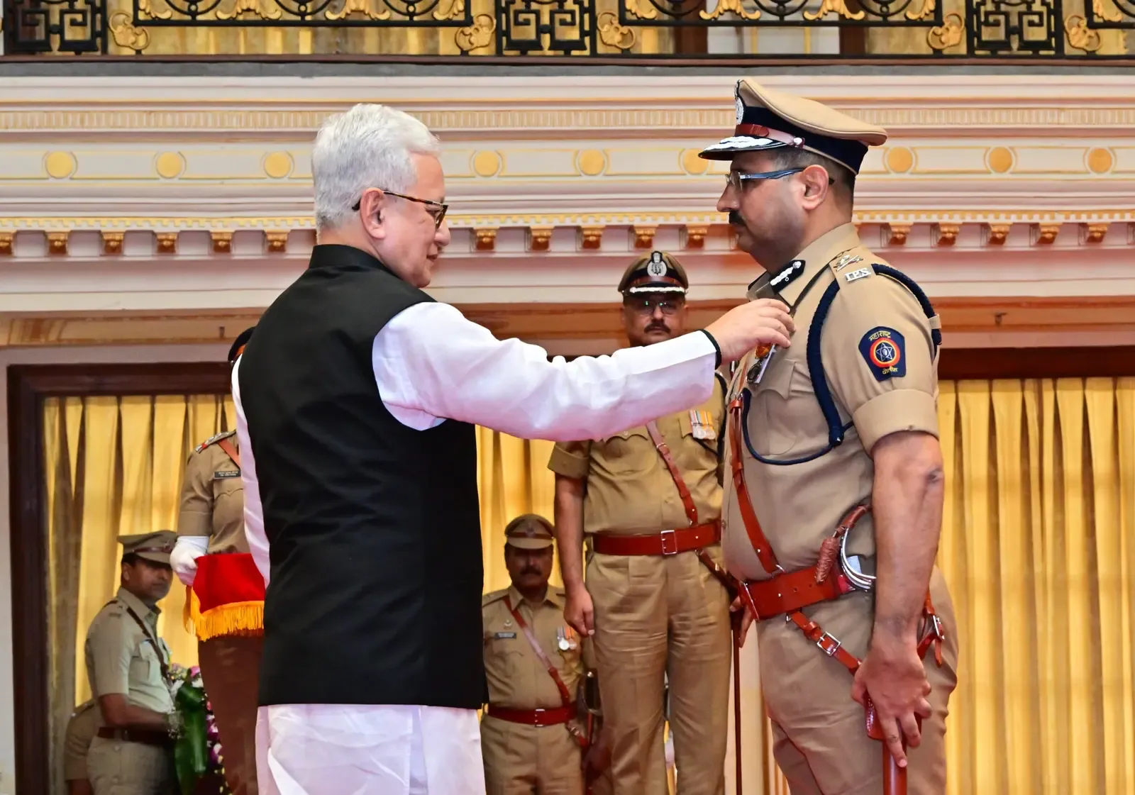 महाराष्ट्र: राज्यपाल जिष्णु देव वर्मा ने 103 पुलिस अधिकारियों-कर्मियों को पुलिस पदक से नवाज़ा