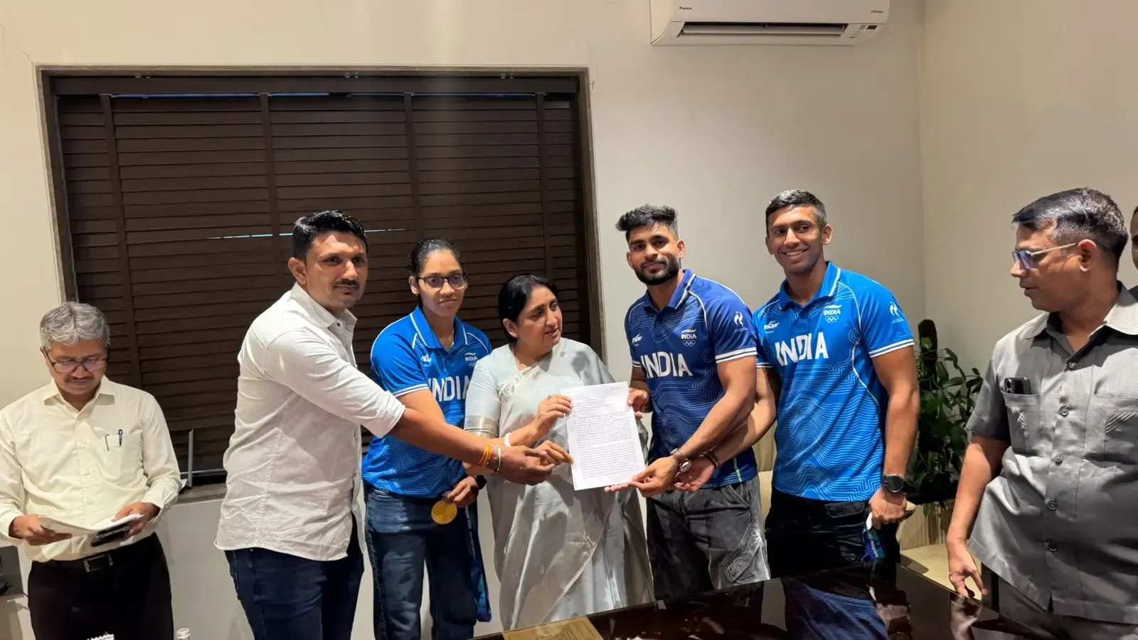एशियन गेम्स 2026 के कबड्डी गोल्ड मेडलिस्ट खिलाड़ियों ने खेल मंत्री सुनेत्रा पवार को सौंपा ज्ञापन, इनामी राशि में कटौती पर जताई नाराज़गी