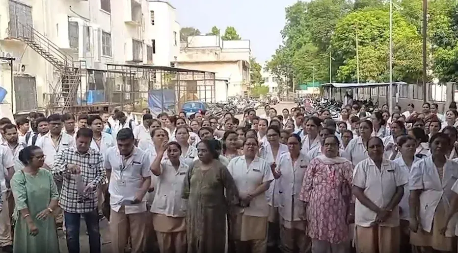 घाटी अस्पताल नर्सों का तबादला आदेश के खिलाफ प्रदर्शन, महाराष्ट्र सरकार से फैसला वापस लेने की मांग
