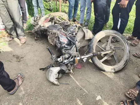 महाराष्ट्र : तेज रफ्तार ट्रक ने मोटरसाइकिल को रौंदा, पिता और दो बच्चों की मौत