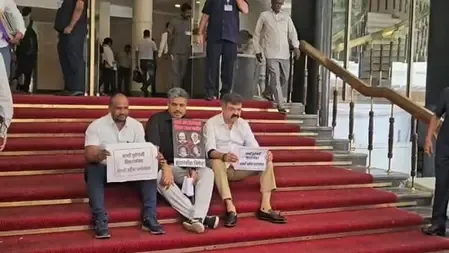महाराष्ट्र विधानसभा की सीढ़ियों पर विपक्ष का मौन प्रदर्शन, सरकार की नीतियों पर जताई नाराजगी
