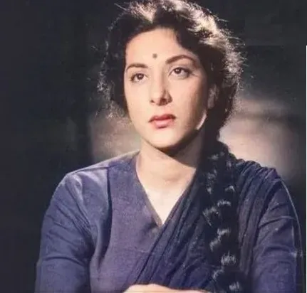 नरगिस नहीं बनना चाहती थीं अभिनेत्री, डॉक्टर बनने का था सपना — महबूब खान के स्क्रीन टेस्ट ने बदली किस्मत