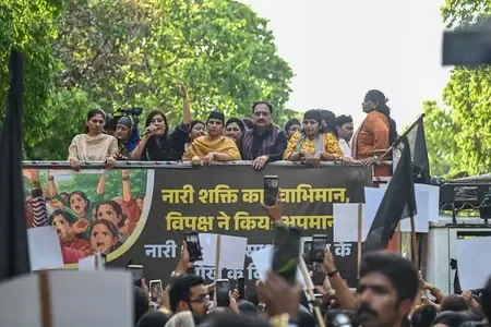 दिल्ली में महिला आरक्षण विधेयक पर भाजपा का जोरदार विरोध, राहुल गांधी के घर के बाहर प्रदर्शन