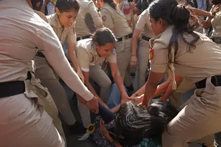 जंतर-मंतर प्रदर्शन: महिला प्रदर्शनकारियों से मारपीट के दावों पर दिल्ली पुलिस बोली — आरोप निराधार