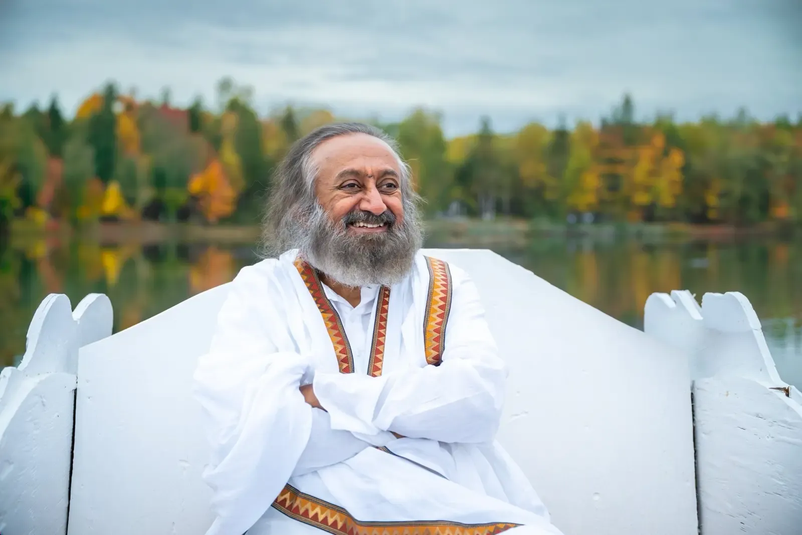 श्रीश्री रवि शंकर का आह्वान: महिलाओं का सम्मान करना सीखें पुरुष, योग-प्राणायाम से संभालें भावनाएँ
