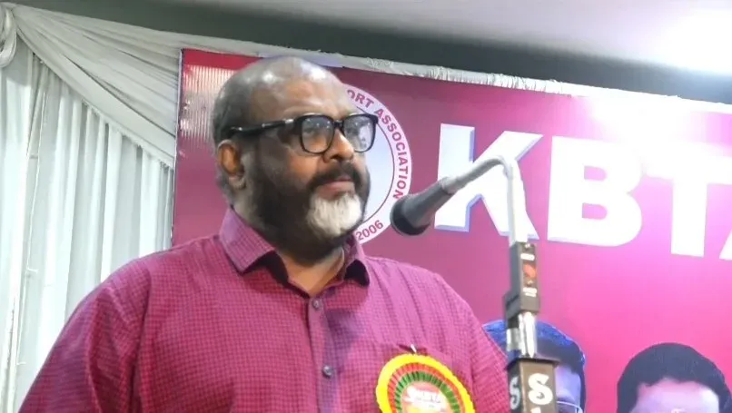 केरल परिवहन मंत्री सी.पी. जॉन का विवादित बयान: 'बस किराया नहीं, पर बच्चा प्राइवेट स्कूल में'
