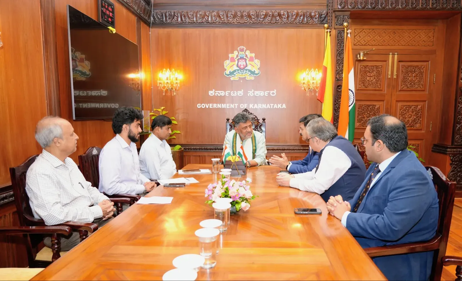 Mahindra Aerospace & Trucks Chief Calls on CM Shivakumar