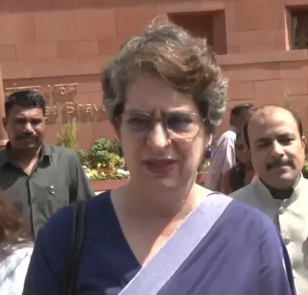 संसद में विपक्ष का हंगामा: महंगाई, एलपीजी संकट और टेलीकॉम नीतियों पर सरकार से जवाब की मांग