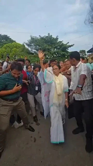 Mahua Moitra hails Mamata's Srirampore public meet