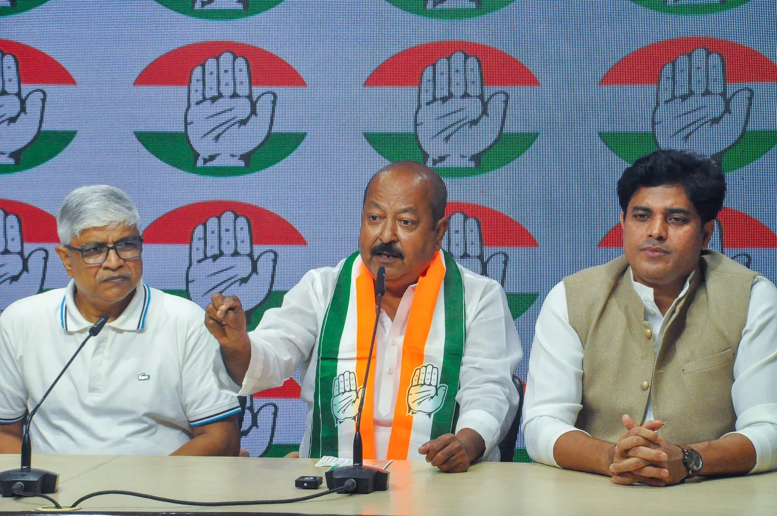 एआईएमआईएम छोड़ आसिम वकार कांग्रेस में शामिल, बोले — 'मैं मुसलमान हूं, भाजपा को हराना चाहता हूं'