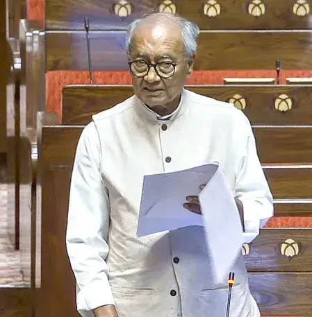 दिग्विजय सिंह का ऐलान: 'मैं घोर सनातन धर्म का मानने वाला हूं', भाजपा नेता उषा ठाकुर से तीखी नोकझोंक