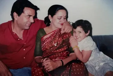 क्या 'मैं जो हूं, आपकी वजह से हूं' बर्थडे पर माता-पिता को याद कर इमोशनल हुईं ईशा देओल?