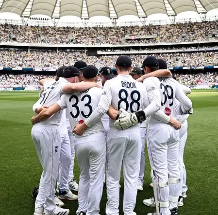 क्या इंग्लैंड को अपने टेस्ट खेलने के तरीके में बदलाव करना चाहिए? इयान बॉथम का बयान