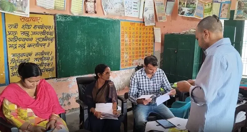 मैनपुरी में वोटर रजिस्ट्रेशन के लिए विशेष कैंप, 18-22 साल के युवा बड़ी संख्या में आवेदन कर रहे