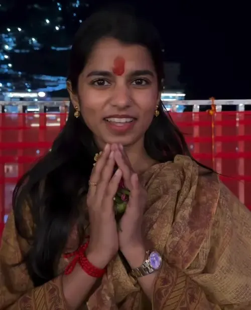 मैथिली ठाकुर का वैष्णो देवी धाम से साझा किया अद्भुत अनुभव, श्रद्धालुओं की उमड़ी भीड़