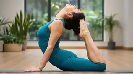 मजबूत रीढ़ के लिए अपनी दिनचर्या में शामिल करें पूर्ण भुजंगासन