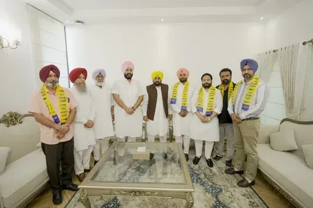 मजीठा में कांग्रेस को बड़ा झटका, कई वरिष्ठ नेता आम आदमी पार्टी में शामिल 