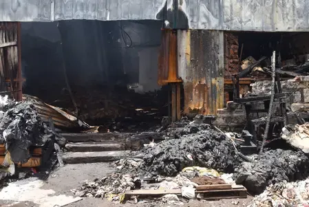 What Caused the Major Fire at the Printing Press on Amherst Street in Kolkata?