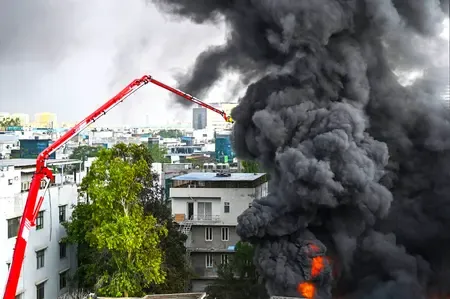 Massive Blaze Erupts in Ghaziabad's Mainapur Industrial Area; 20 Fire Trucks Deployed