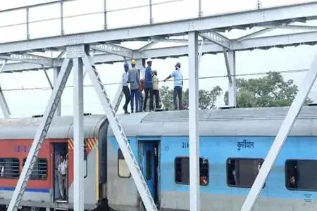 Tata-Howrah Steel Express halted on bridge after overhead wire snaps in Jharkhand