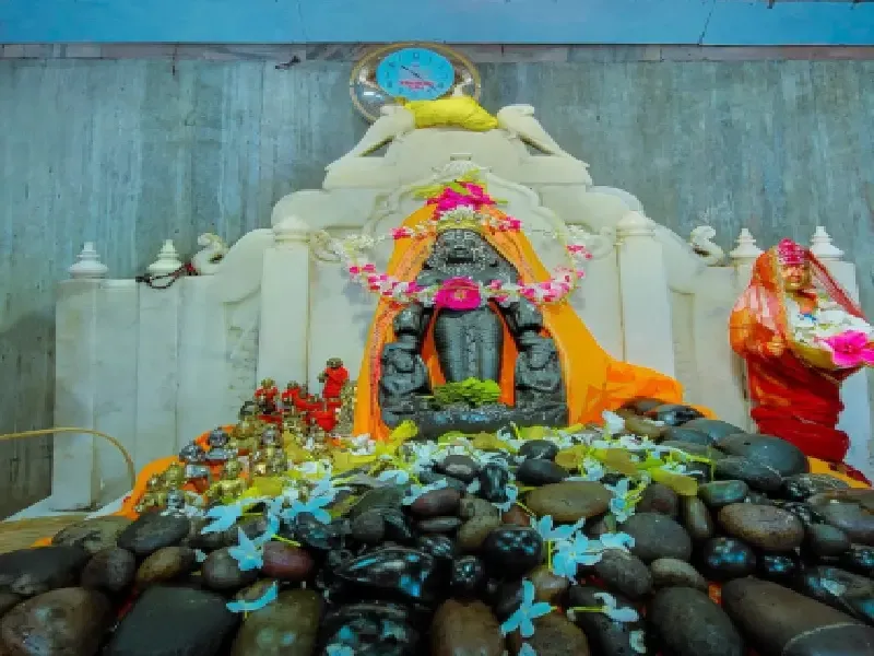 क्या मकर संक्रांति से एक दिन पहले कम हो जाता है कुंड का पानी? रहस्यमय हैं मंदार पर्वत पर स्थित मधुसूदन मंदिर