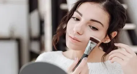 मेकअप चेहरे के साथ ही दिमाग पर भी डालता है पॉजिटिव असर, रिसर्च में खुलासा