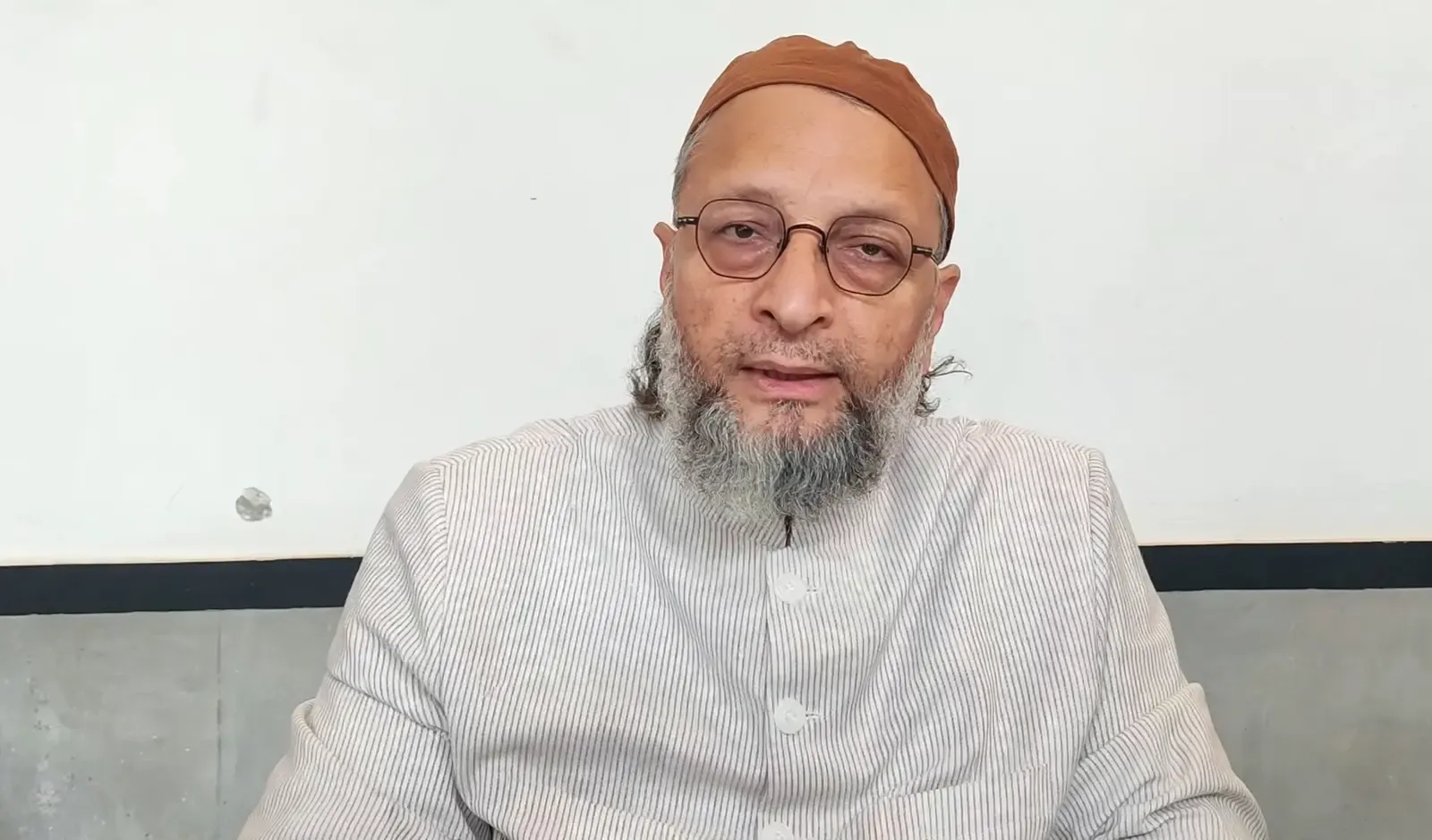सऊदी अरब में फंसे 4,000 भारतीय उमरा यात्री: ओवैसी ने जयशंकर, रिजिजू से तत्काल हस्तक्षेप माँगा