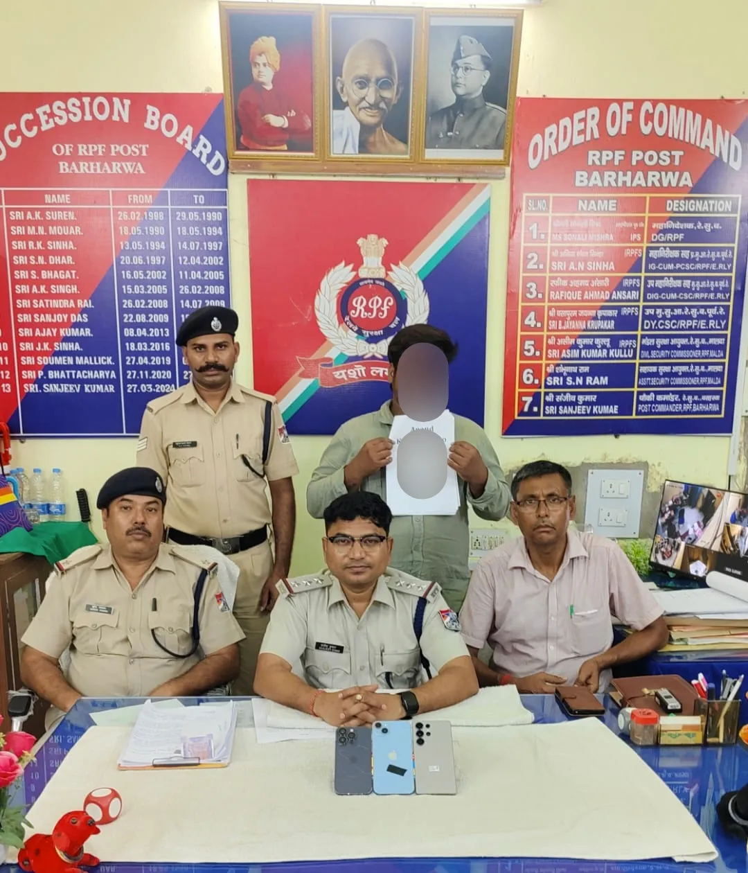 मालदा मंडल: आरपीएफ ने अवैध शराब, चोरी के मोबाइल और पिस्तौल के साथ कई आरोपियों को किया गिरफ्तार