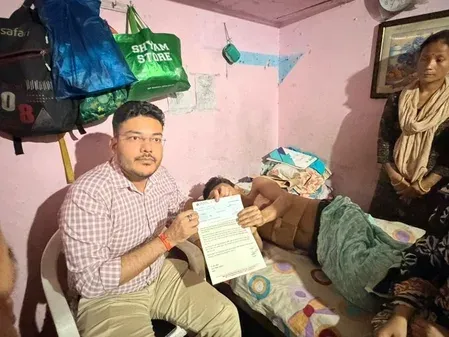 मालवीय नगर आग में जान बचाने वाले रोहित मुखिया को दिल्ली सरकार का सम्मान, 5 लाख सहायता और मुफ्त इलाज