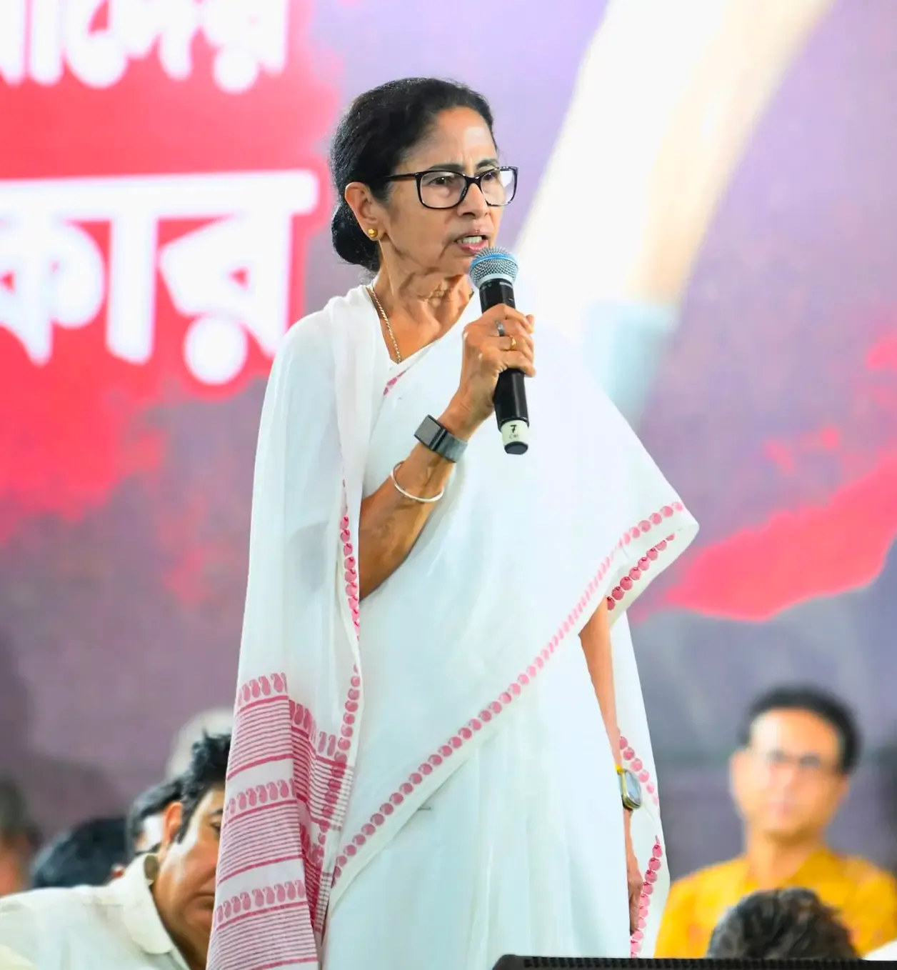 Mamata Banerjee Criticizes Central Government Over LPG Shortage and Plans Emergency Meeting