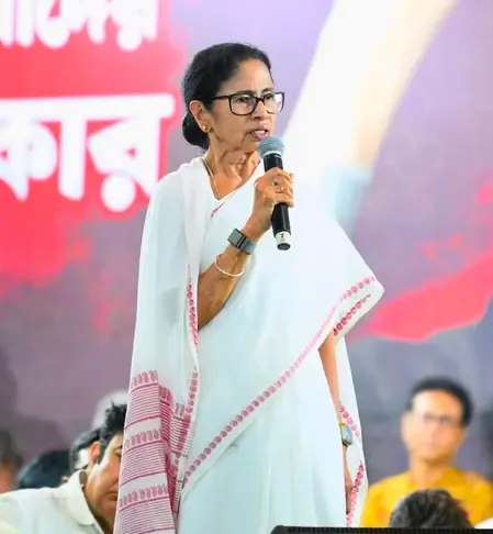 Mamata Banerjee Criticizes Central Government Over LPG Shortage and Plans Emergency Meeting